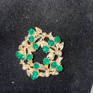 Christmas Wreath Rhinestone Brooch Pin Vintage Green Stones Goldtone